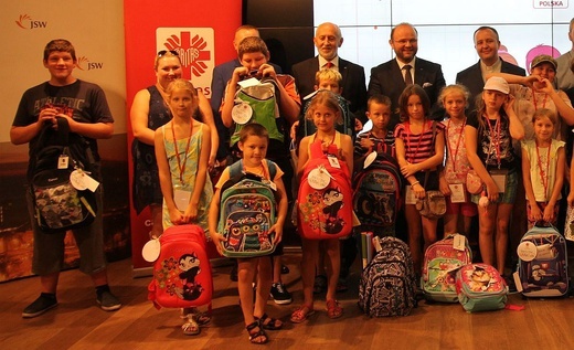 "Tornister pełen uśmiechów" - Fundacja Jastrzębskiej Spółki Węglowej dla Caritas