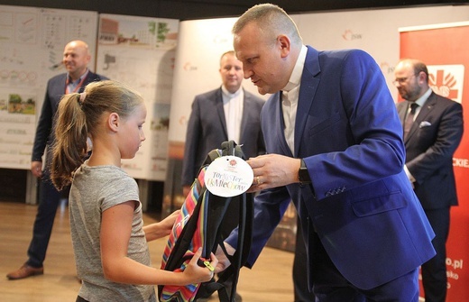 "Tornister pełen uśmiechów" - Fundacja Jastrzębskiej Spółki Węglowej dla Caritas