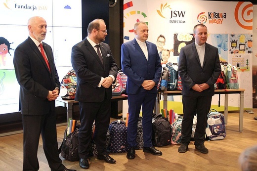 "Tornister pełen uśmiechów" - Fundacja Jastrzębskiej Spółki Węglowej dla Caritas