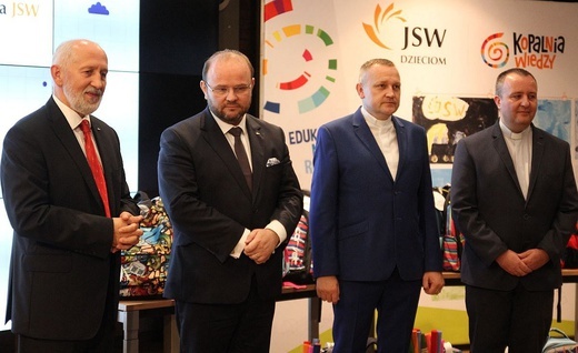 "Tornister pełen uśmiechów" - Fundacja Jastrzębskiej Spółki Węglowej dla Caritas