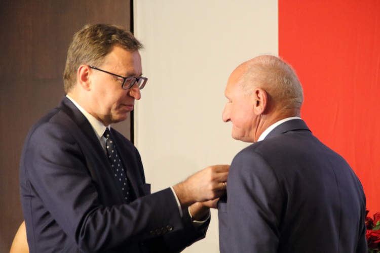 Krzyże Wolności i Solidarności w Sali BHP