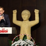 Krzyże Wolności i Solidarności w Sali BHP