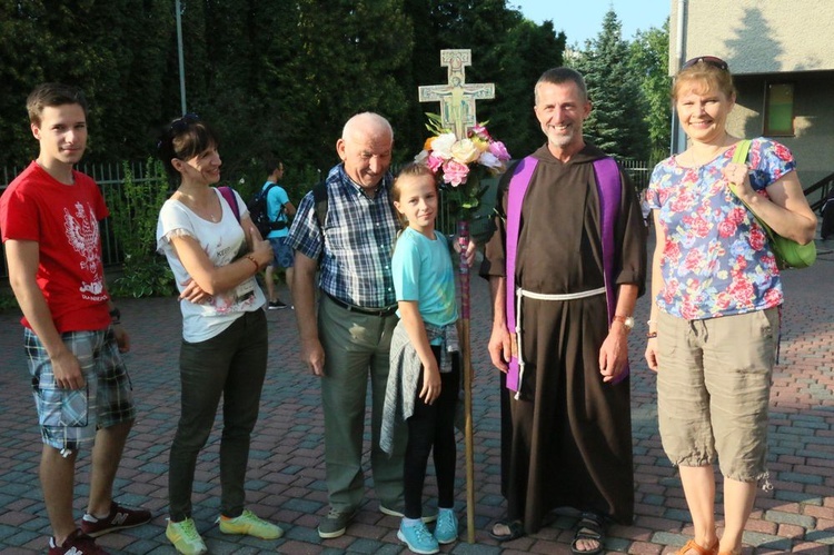 O. Mirosław Ferenc, proboszcz z Poczekajki, z pielgrzymami.