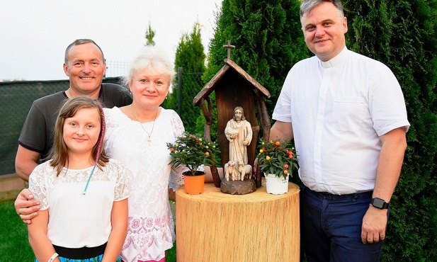 Olsztyn. Kapliczka przed domem