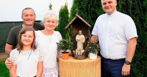 Olsztyn. Kapliczka przed domem