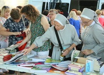 Podczs spotkania można było przejrzeć pomoce do nauki religii.