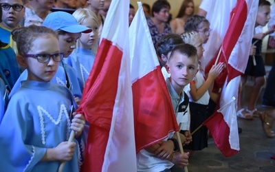 Dzieci niosły flagi narodowe.