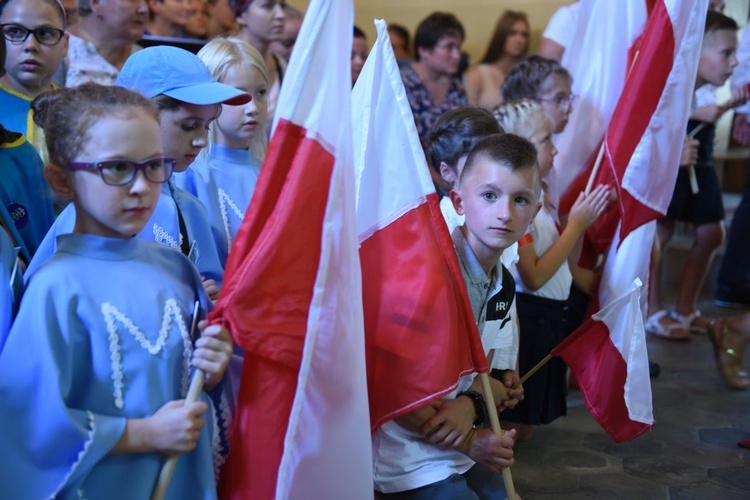 Dzieci niosły flagi narodowe.