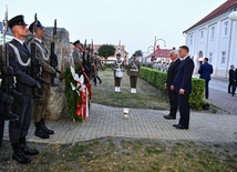 "Z czcią pochylam się przed naszymi drogimi kombatantami, weteranami i wszystkimi obecnymi mieszkańcami, którzy pamiętają tamte dni"