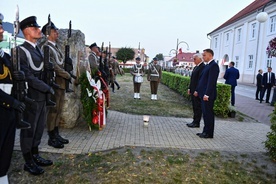 "Z czcią pochylam się przed naszymi drogimi kombatantami, weteranami i wszystkimi obecnymi mieszkańcami, którzy pamiętają tamte dni"