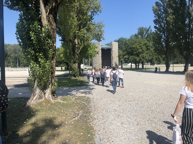 Pielgrzymka stypendystów Funduszu im. bł. ks. Szramka do Dachau