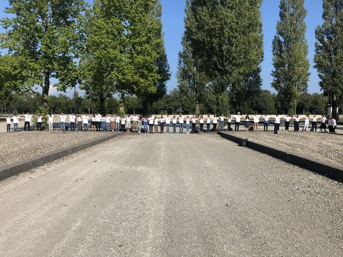 Pielgrzymka stypendystów Funduszu im. bł. ks. Szramka do Dachau