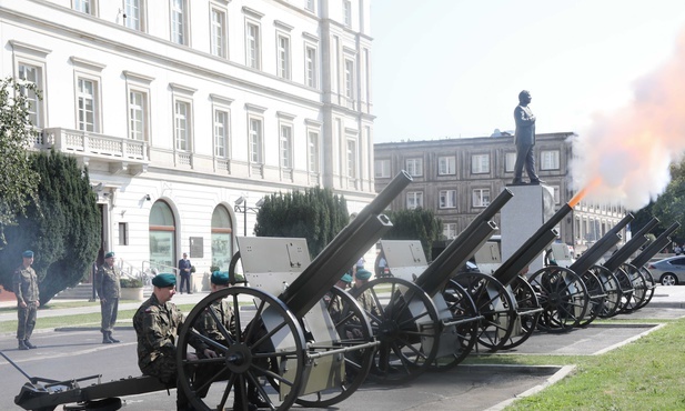 Salut narodowy i uderzenie w dzwon "Pamięć i Przestroga" na pl. Piłsudskiego w Warszawie