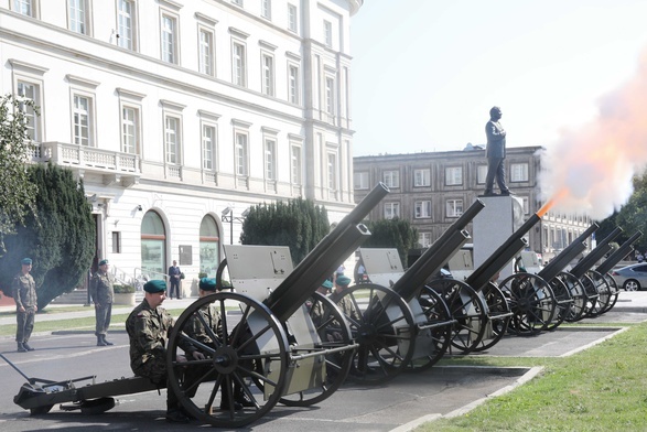 Salut narodowy i uderzenie w dzwon "Pamięć i Przestroga" na pl. Piłsudskiego w Warszawie