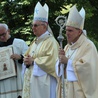 Bp Krzysztof Nitkiewicz, abp Stanisław Budzik i ks. Jerzy Ważny z księgą łask.