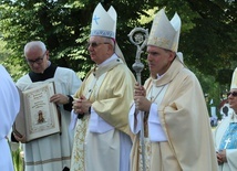 Bp Krzysztof Nitkiewicz, abp Stanisław Budzik i ks. Jerzy Ważny z księgą łask.