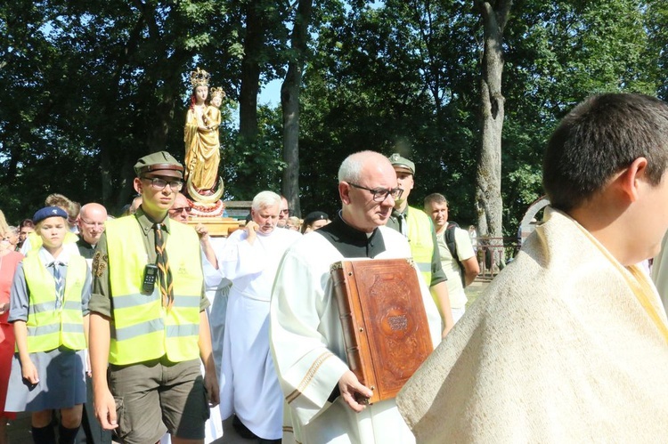 Procesja z cudowną figurą Matki Bożej.