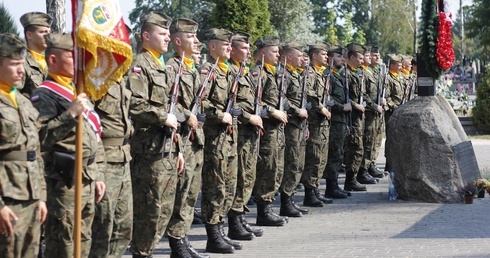 W Żyrardowie obchodom rocznicy towarzyszyła asysta honorowa 37. Sochaczewskiego Dywizjonu Rakietowego Obrony Powietrznej.