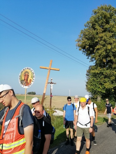 Klerycy idą pieszo na Jasną Górę - dzień 4