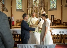 Ceremonii zaślubin przewodniczył ks. Kazimierz Marchaj