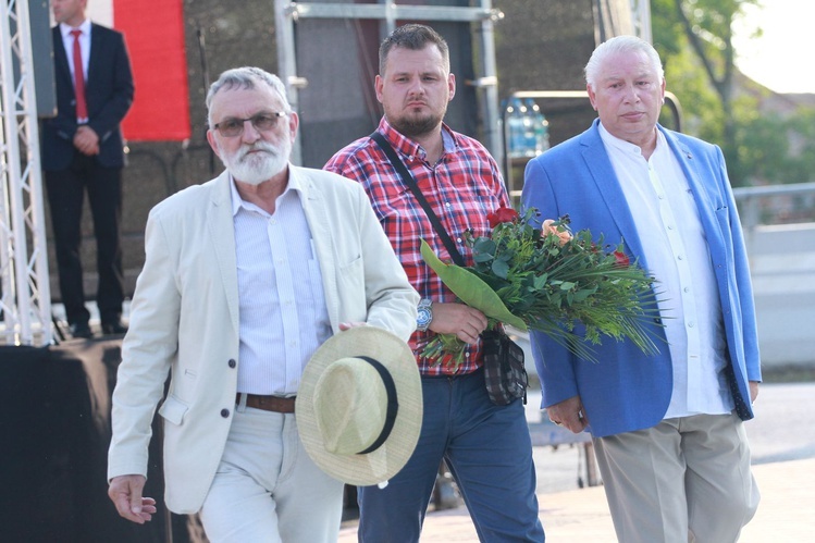 Obchody w Borzęcinie Górnym