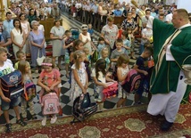 Poświęcenie tornistrów dla najmłodszych uczniów.