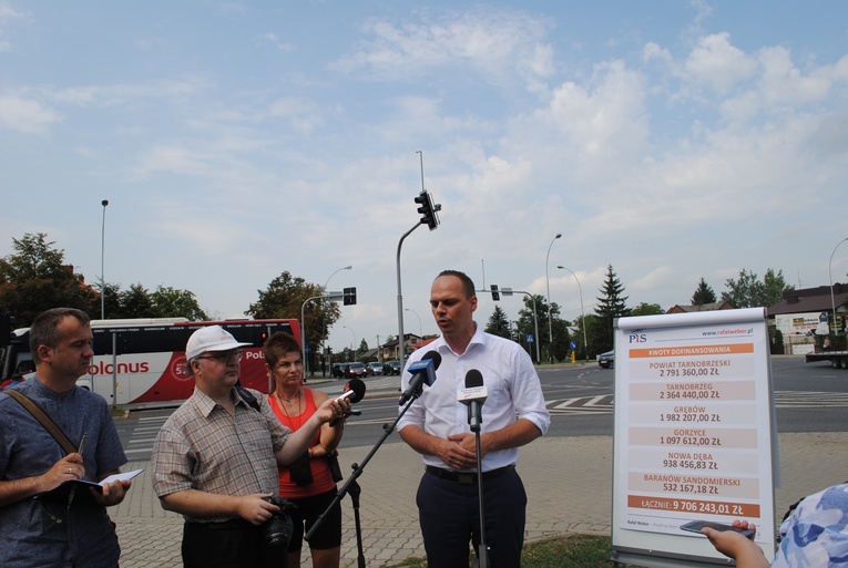 Stalowa Wola, skrzyżowanie Alei JP II i Okulickiego. Konferencja prasowa.