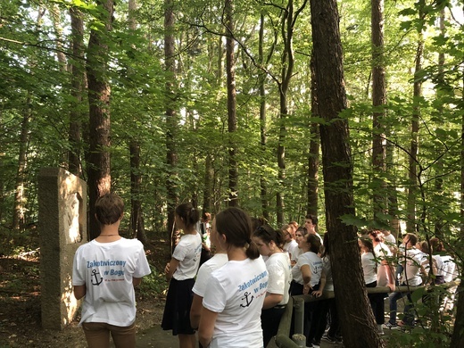 Młodzi w byłym obozie koncentracyjnym w Dachau