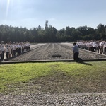 Młodzi w byłym obozie koncentracyjnym w Dachau