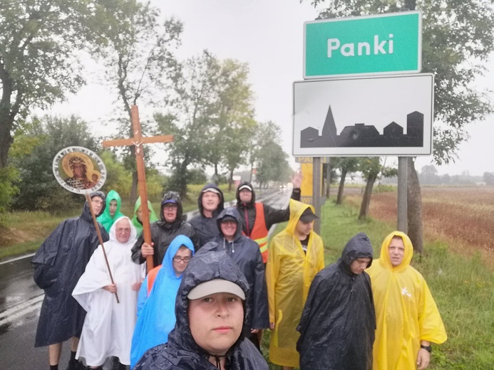 Klerycy idą pieszo na Jasną Górę - dzień 5