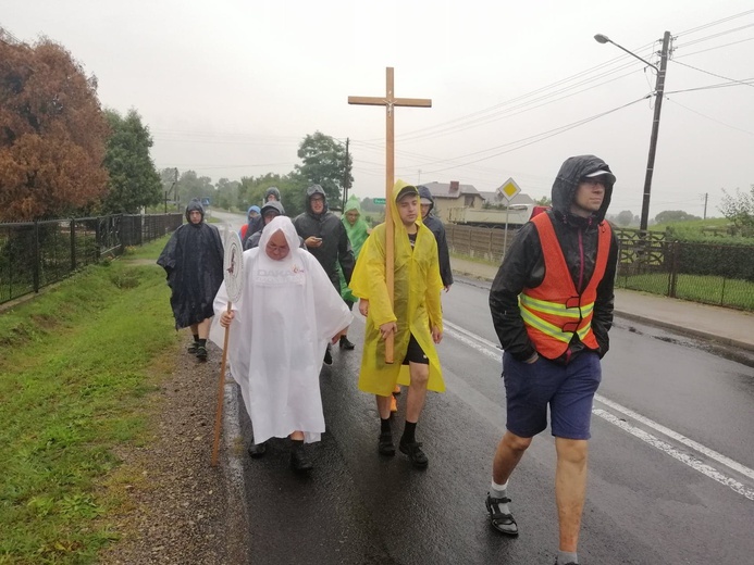 Klerycy idą pieszo na Jasną Górę - dzień 5