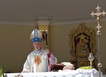 ▲	Ordynariusz świdnicki na uroczystej Eucharystii.