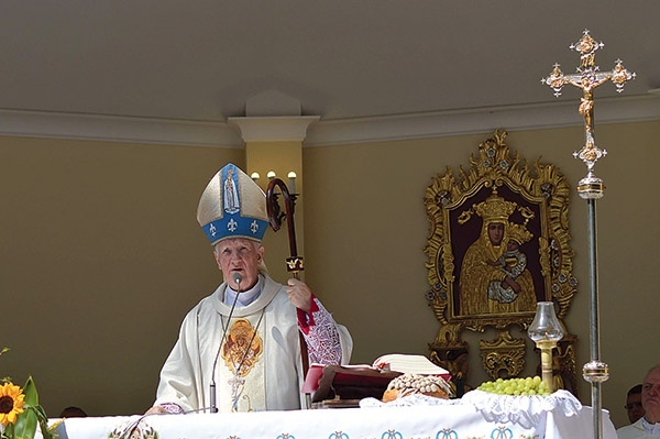 ▲	Ordynariusz świdnicki na uroczystej Eucharystii.