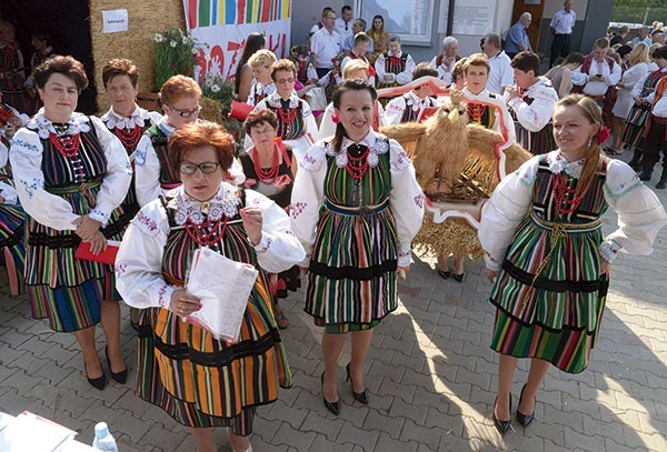 ▲	Zespół muzyczny miejscowego Koła Gospodyń Wiejskich z tegoroczną koroną.