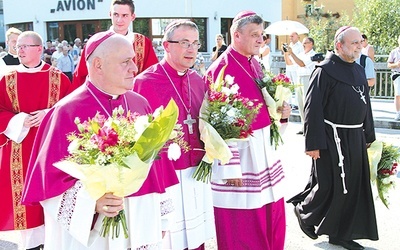 Od lewej biskupi: Piotr Greger, Martin David, Roman Pindel i Tadeusz Zbigniew Kusy podczas procesji w Cieszynie.