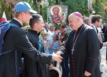 Biskup Piotr Greger witał wszystkich u celu w czwartek 29 sierpnia.