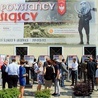 ▲	Otwarcie ekspozycji przed budynkiem Archiwum Państwowego w Opolu.