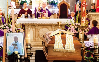 Msza żałobna w miechowickim kościele.