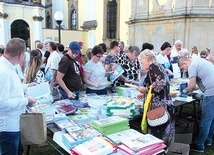 ▲	Każde takie spotkanie to okazja do zakupu nowych, ciekawych książek.