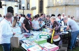 ▲	Każde takie spotkanie to okazja do zakupu nowych, ciekawych książek.