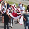 Uczestnicy uroczystości nieśli brzozowy krzyż.