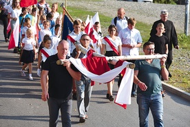 Uczestnicy uroczystości nieśli brzozowy krzyż.