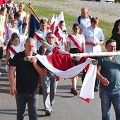 Uczestnicy uroczystości nieśli brzozowy krzyż.