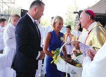 Gospodarze uroczystości w procesji z darami nieśli kosz owoców i warzyw.