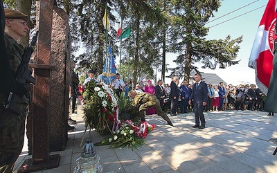 ▲	Wszyscy przeszli pod pomnik upamiętniający zamordowanych przez Niemców celników, kolejarzy i ich rodziny.