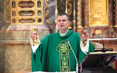 ▲	Kapłan jest sekretarzem diecezjalnej komisji liturgicznej.