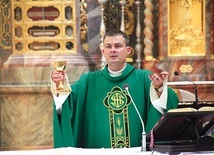 ▲	Kapłan jest sekretarzem diecezjalnej komisji liturgicznej.