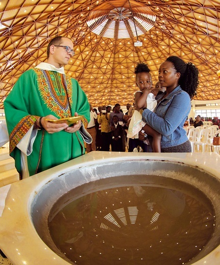 O. Wojciech Ulman OFM Conv udziela chrztu w sanktuarium Męczenników Ugandyjskich, prowadzonym przez polskich franciszkanów. 28 lipca świątynia została podniesiona do rangi bazyliki mniejszej (trzeciej w Ugandzie).
25.08.2019 Munyonyo, Uganda
