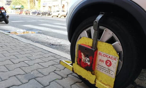 Chorzów doświetli przejścia dla pieszych. Strażnicy na razie będą upominać za parkowanie obok przejść i skrzyżowań
