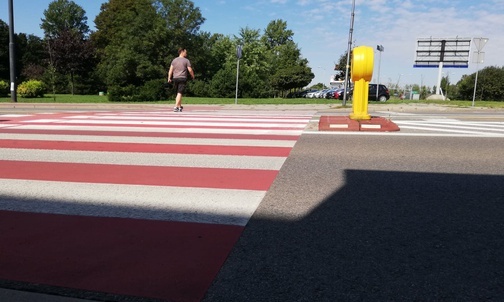 Chorzów doświetli przejścia dla pieszych. Strażnicy na razie będą upominać za parkowanie obok przejść i skrzyżowań
